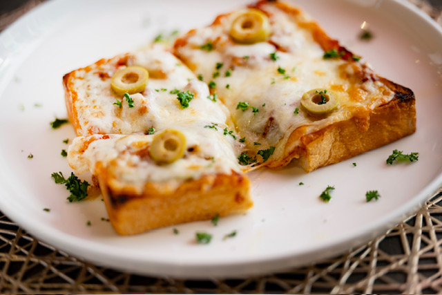 とろとろチーズたっぷりオリジナルピザトースト